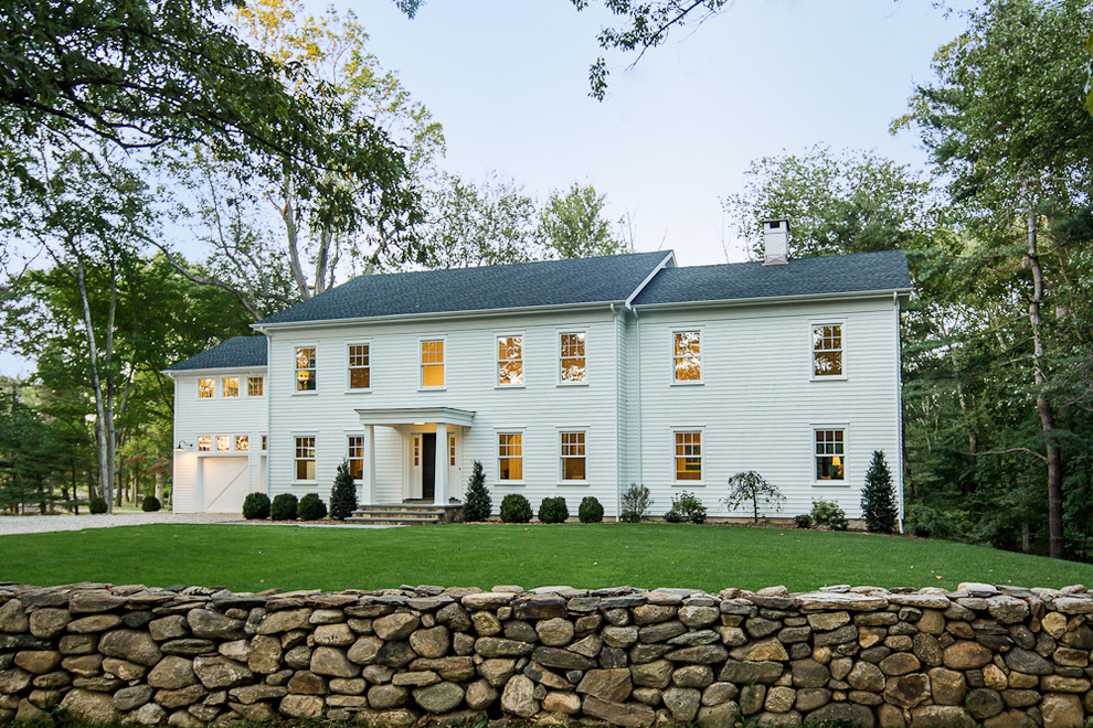 Ispirazione per la facciata di una casa grande bianca country a due piani con rivestimento in legno