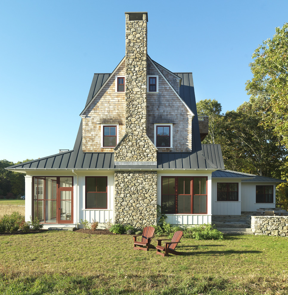 Свежая идея для дизайна: двухэтажный, деревянный дом среднего размера в викторианском стиле с металлической крышей - отличное фото интерьера