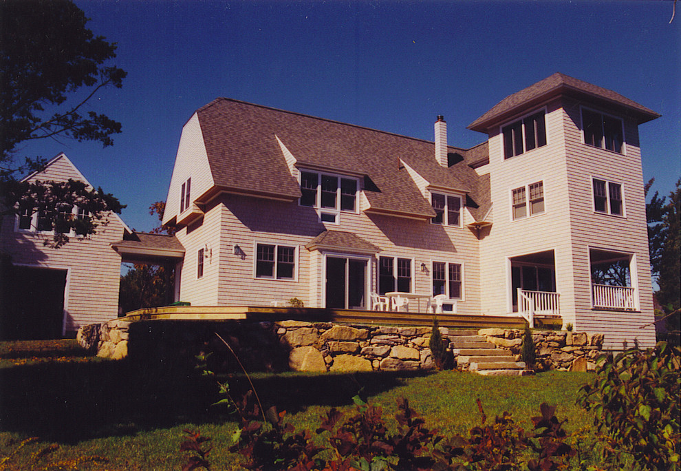 На фото: большой, деревянный, трехэтажный, серый дом в викторианском стиле с двускатной крышей
