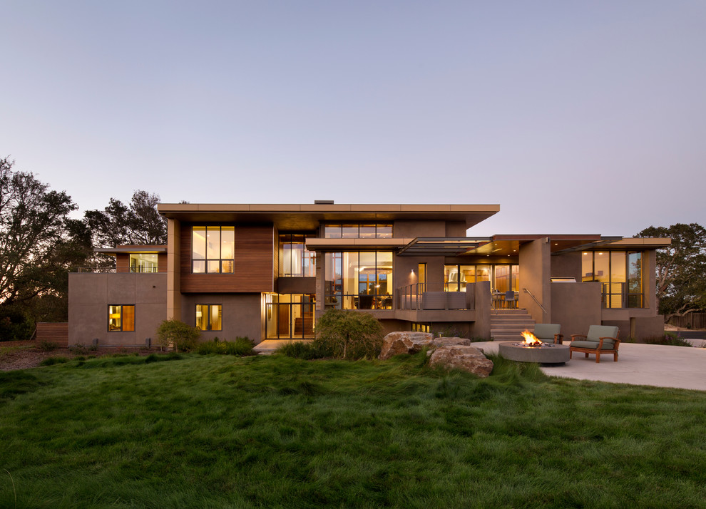 Стильный дизайн: двухэтажный дом в стиле модернизм с облицовкой из бетона и плоской крышей - последний тренд