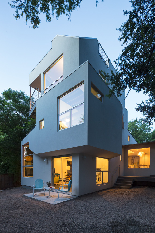 Dreistöckiges Modernes Haus mit Putzfassade und weißer Fassadenfarbe in Austin