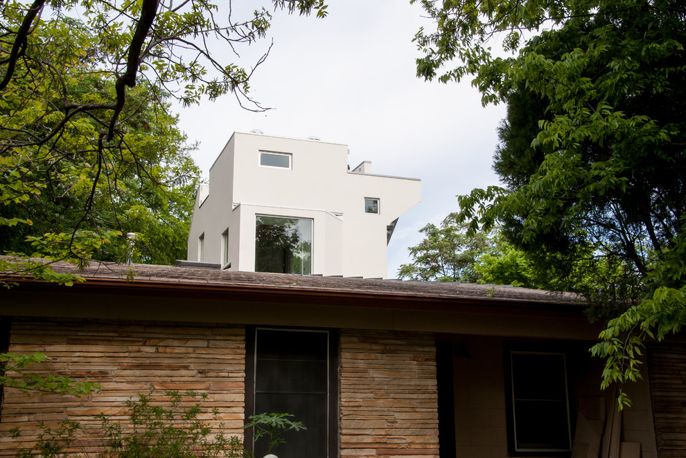 Пример оригинального дизайна: маленький, трехэтажный, белый дом в современном стиле с облицовкой из цементной штукатурки для на участке и в саду