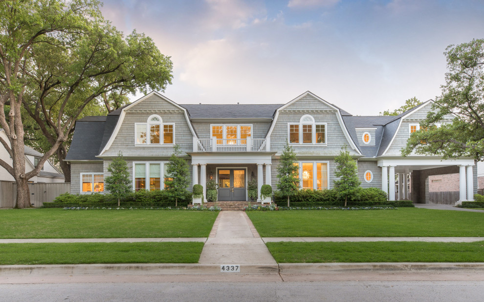 Großes, Zweistöckiges Maritimes Haus mit grauer Fassadenfarbe, Mansardendach, Schindeldach, grauem Dach und Schindeln in Dallas