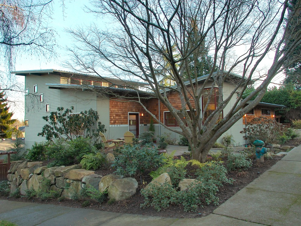 Zweistöckiges Uriges Haus mit Pultdach in Seattle