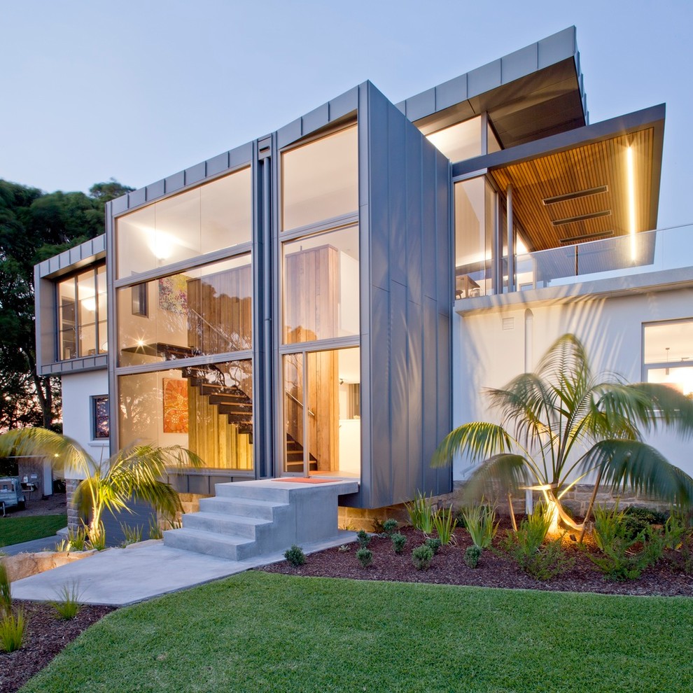 Свежая идея для дизайна: двухэтажный, серый частный загородный дом в современном стиле с комбинированной облицовкой и плоской крышей - отличное фото интерьера