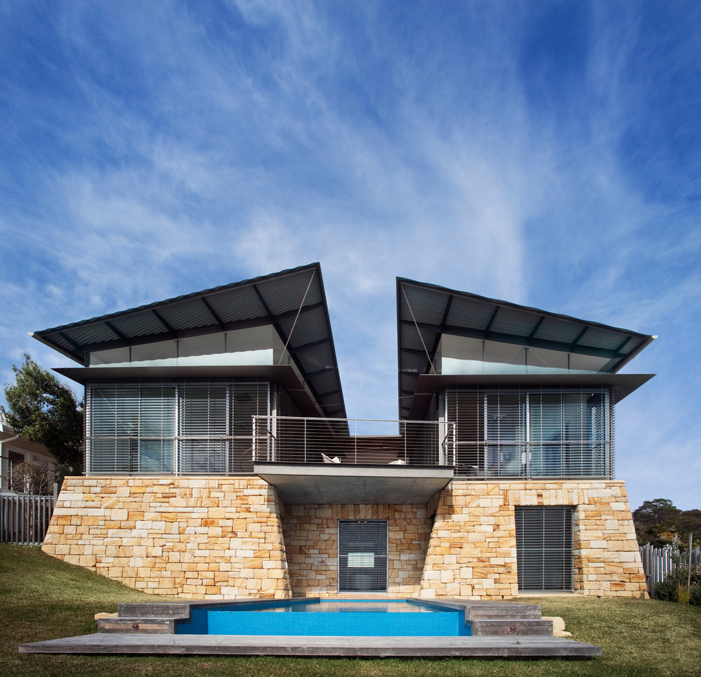 Пример оригинального дизайна: дом в современном стиле с комбинированной облицовкой и односкатной крышей