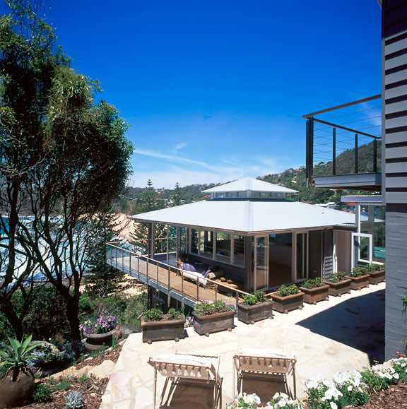 Geräumige, Dreistöckige Maritime Holzfassade Haus mit blauer Fassadenfarbe in Sydney