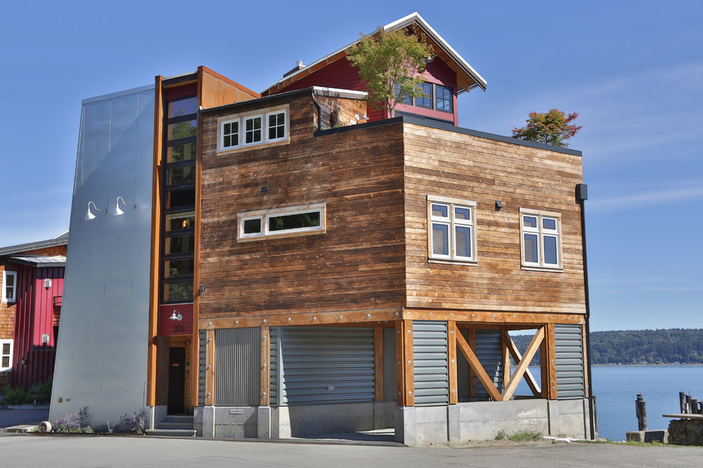 Свежая идея для дизайна: трехэтажный барнхаус (амбары) дом в стиле фьюжн с комбинированной облицовкой - отличное фото интерьера