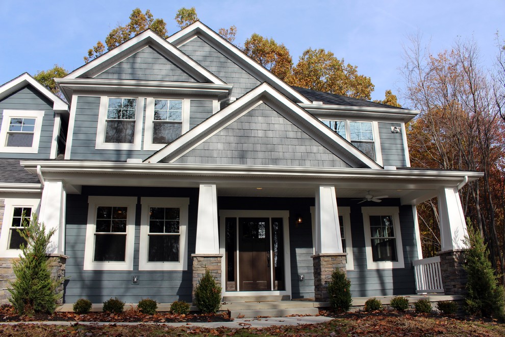 Idee per la facciata di una casa grande blu american style a due piani con rivestimento in pietra