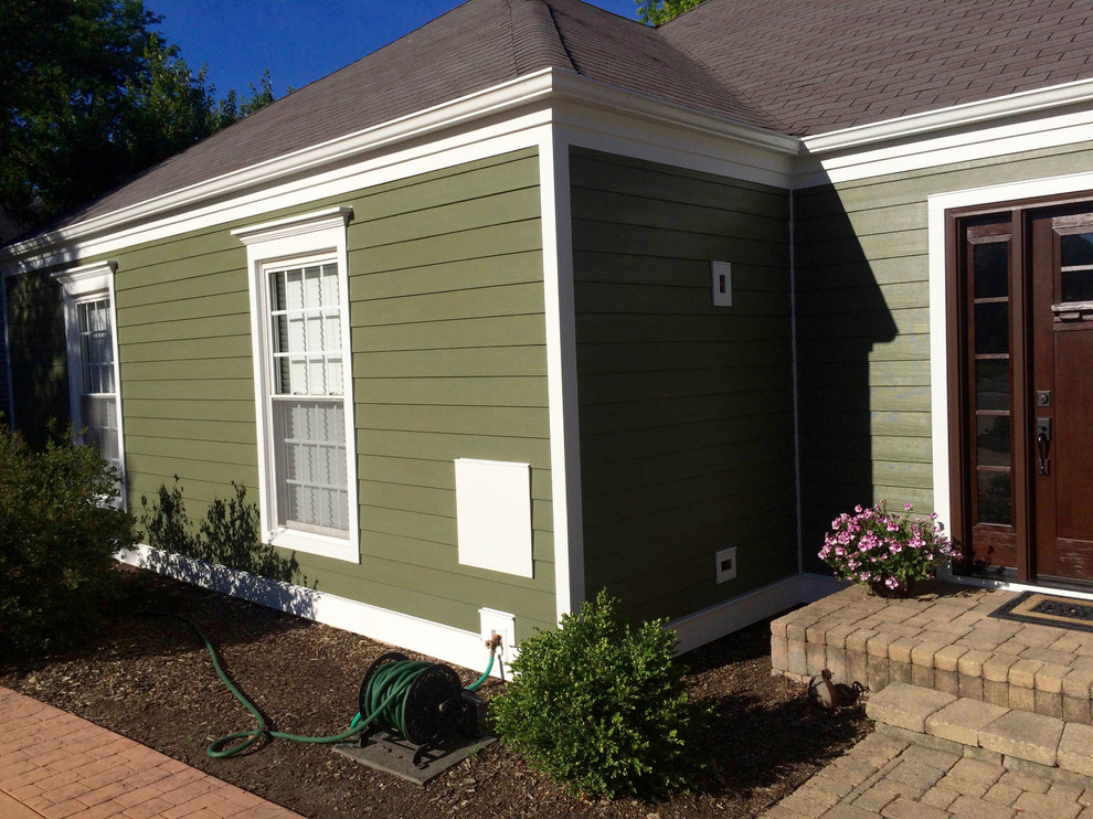 他の地域にある小さなトラディショナルスタイルのおしゃれな家の外観 (コンクリート繊維板サイディング、緑の外壁) の写真