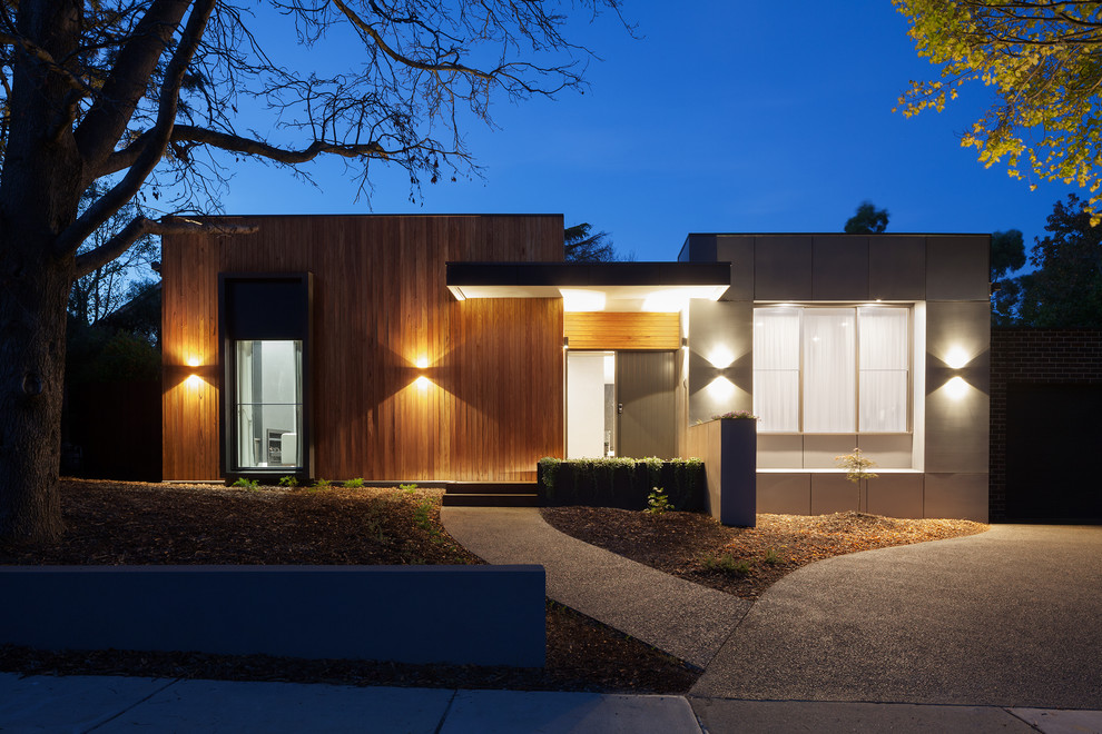 Idées déco pour une façade de maison grise moderne de taille moyenne et de plain-pied avec un toit plat.