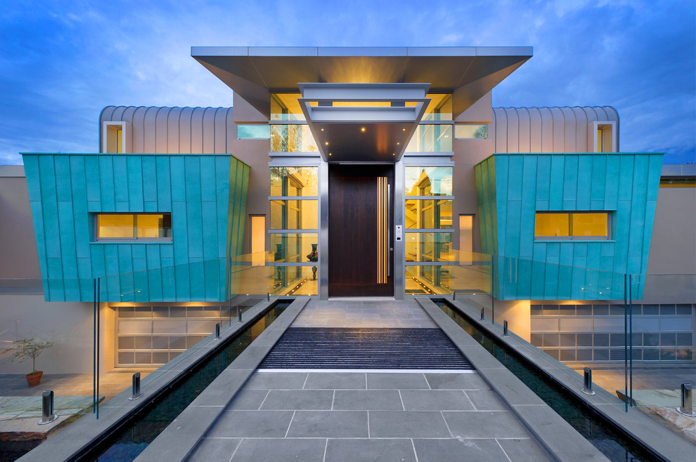 Aménagement d'une façade de maison métallique et bleue contemporaine.