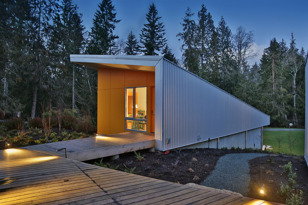 Свежая идея для дизайна: двухэтажный, разноцветный частный загородный дом в стиле лофт с комбинированной облицовкой, односкатной крышей и металлической крышей - отличное фото интерьера