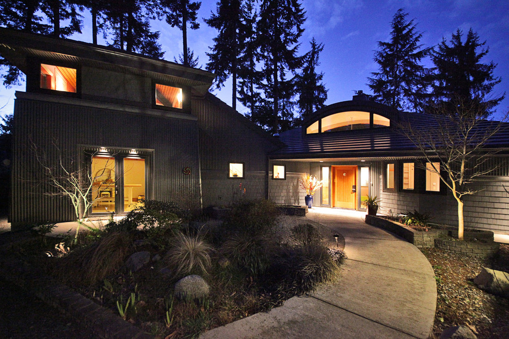 Mittelgroßes, Zweistöckiges Industrial Haus mit Mix-Fassade, grauer Fassadenfarbe und Halbwalmdach in Seattle
