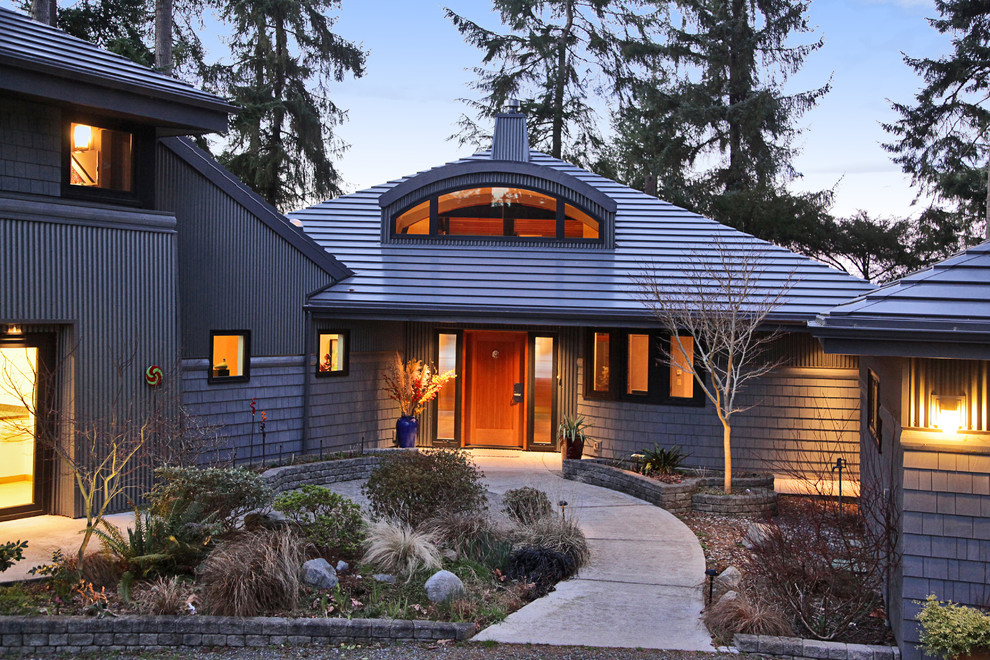 Стильный дизайн: большой, двухэтажный, серый дом в стиле лофт с комбинированной облицовкой и полувальмовой крышей - последний тренд