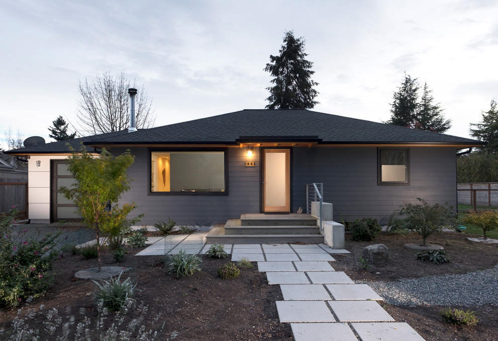 Mid-sized transitional blue one-story vinyl gable roof photo in Seattle