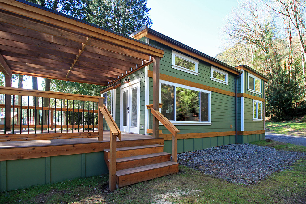 Kleines, Einstöckiges Uriges Haus mit Faserzement-Fassade, grüner Fassadenfarbe und Flachdach in Seattle