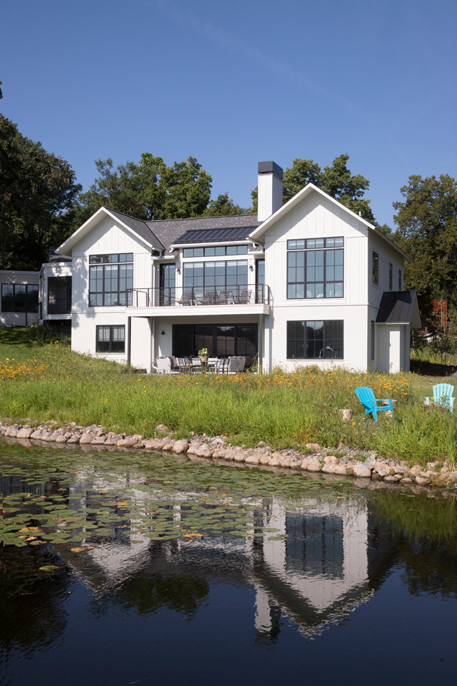 Zweistöckiges Maritimes Haus mit weißer Fassadenfarbe, Satteldach und Schindeldach in Minneapolis