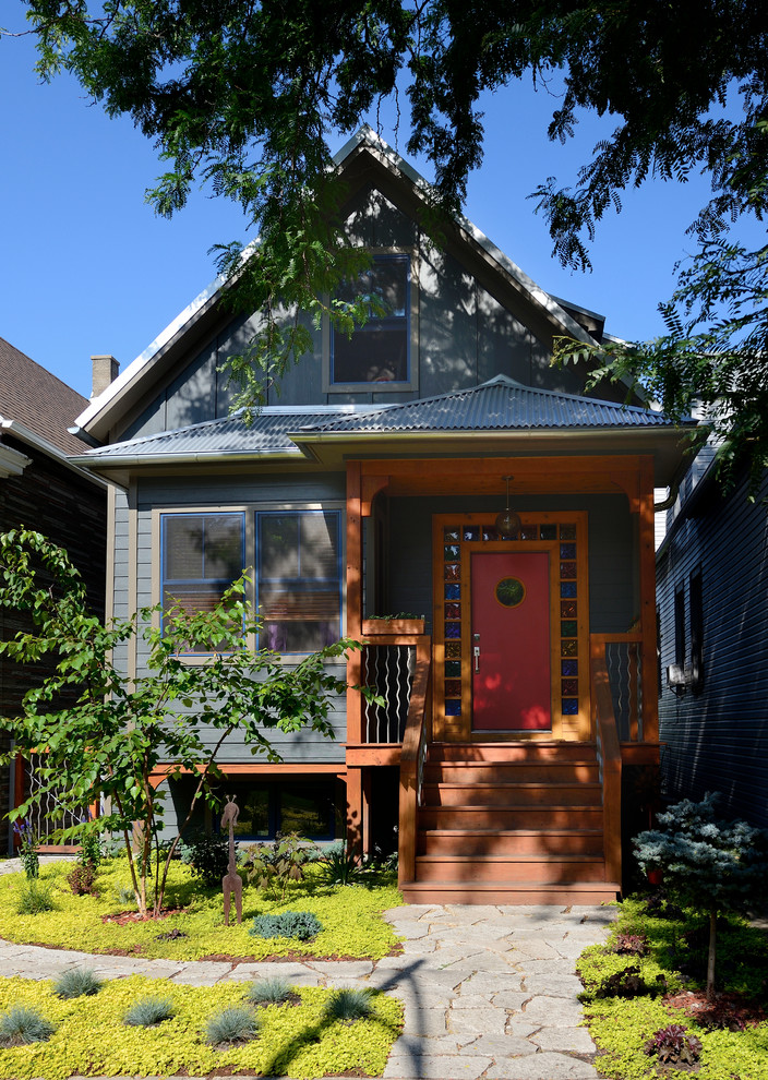 Kleines, Zweistöckiges Stilmix Haus mit Faserzement-Fassade, grauer Fassadenfarbe und Satteldach in Chicago