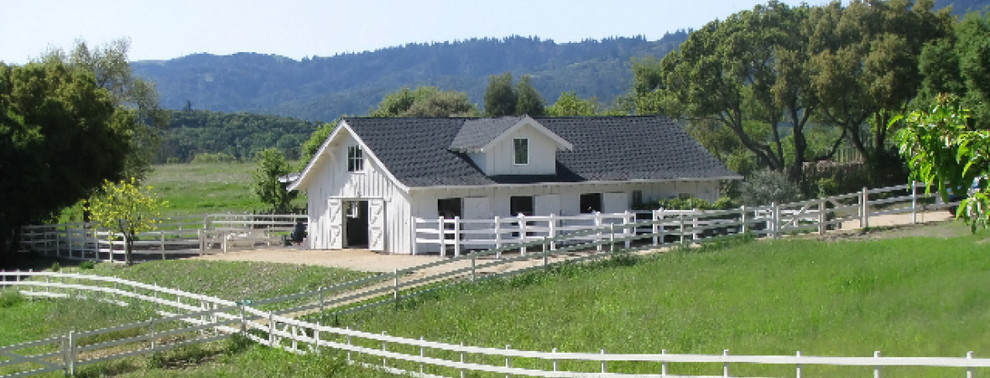 Foto della facciata di una casa piccola bianca country a due piani con rivestimento in legno