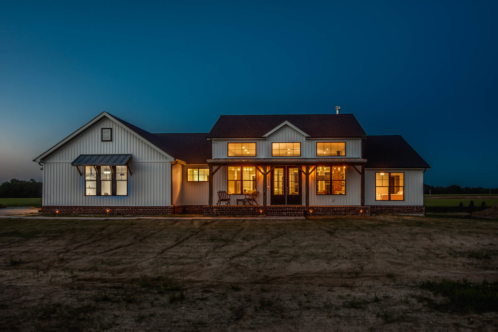 Foto de fachada de casa blanca campestre con revestimientos combinados y tejado de teja de madera