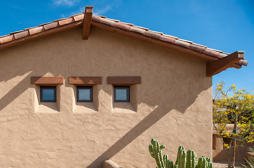 フェニックスにあるサンタフェスタイルのおしゃれな家の外観の写真