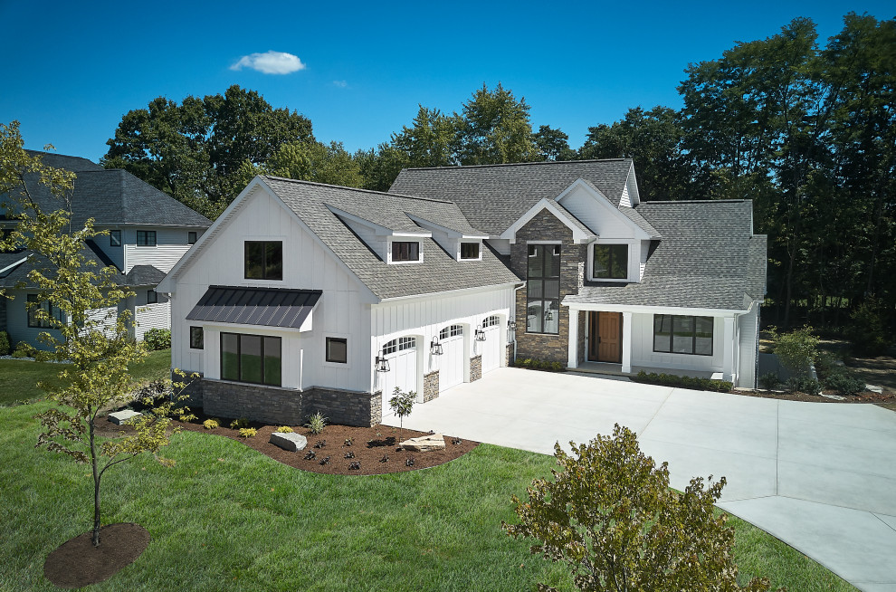 Exemple d'une façade de maison blanche nature à deux étages et plus avec un revêtement mixte, un toit à deux pans et un toit en shingle.