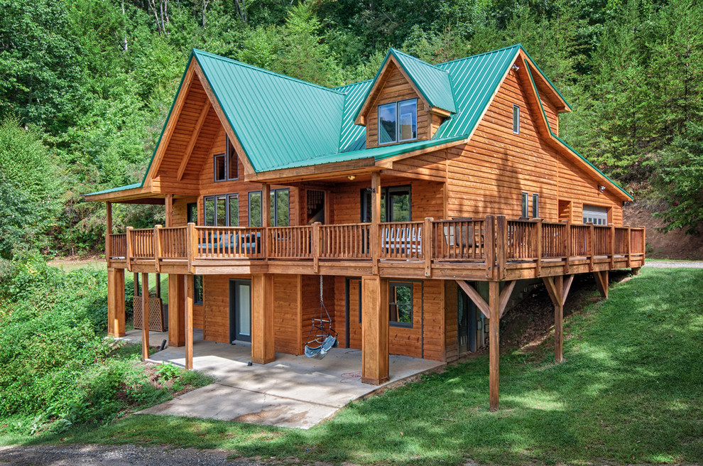 Exemple d'une grande façade de maison marron montagne en bois à deux étages et plus.