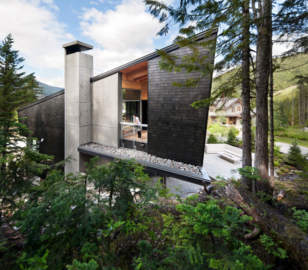 Photo of a large contemporary house exterior in Vancouver.