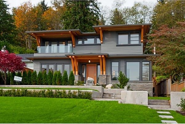 Großes, Zweistöckiges Modernes Haus mit Vinylfassade, grauer Fassadenfarbe und Flachdach in Vancouver
