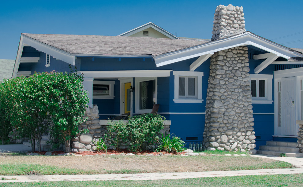 Diseño de fachada de casa azul de estilo americano pequeña de una planta con revestimientos combinados y tejado a dos aguas