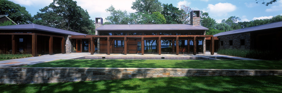 Immagine della facciata di una casa contemporanea a un piano con rivestimenti misti