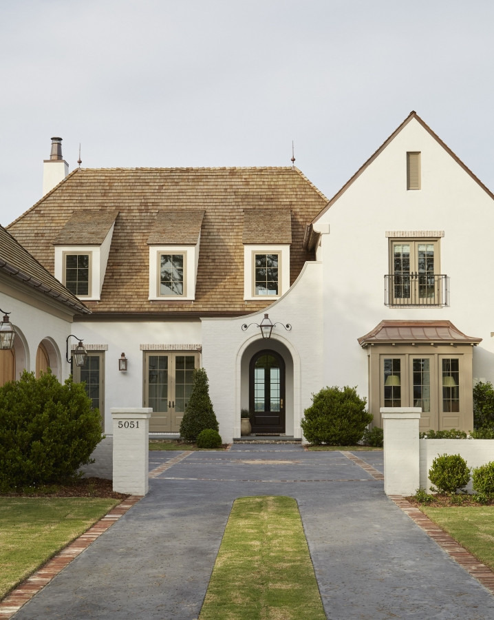 Exemple d'une grande façade de maison blanche en brique à un étage avec un toit en shingle.