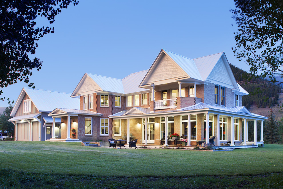 Ispirazione per la facciata di una casa bianca country a due piani di medie dimensioni con rivestimento in mattoni