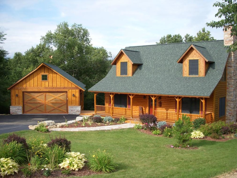 Esempio della facciata di una casa american style a due piani di medie dimensioni con rivestimento in legno e tetto a capanna