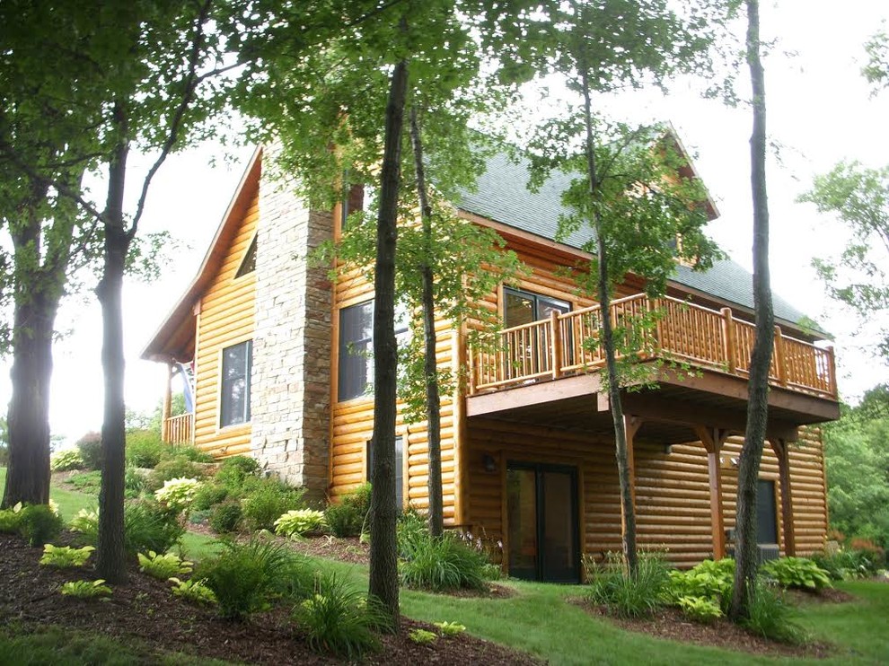 Immagine della facciata di una casa american style a due piani di medie dimensioni con rivestimento in legno e tetto a capanna