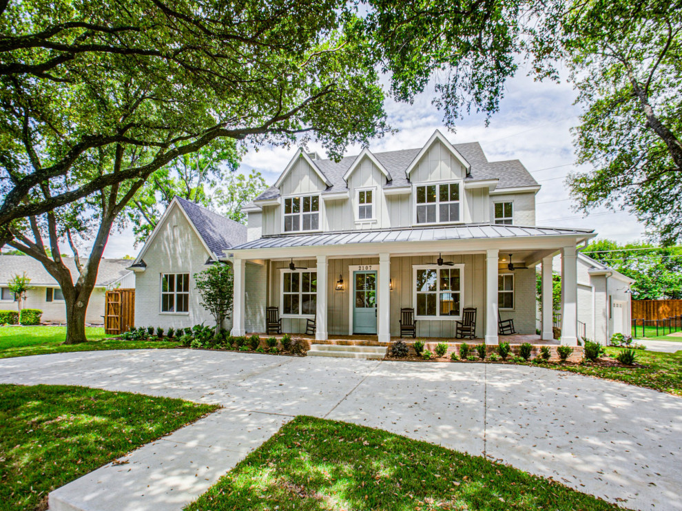 Großes, Zweistöckiges Landhausstil Einfamilienhaus mit Misch-Dachdeckung, grauer Fassadenfarbe, Satteldach, grauem Dach und Wandpaneelen in Dallas