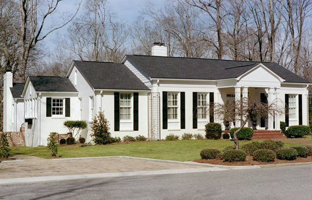 Foto della facciata di una casa bianca classica a un piano di medie dimensioni con rivestimento in stucco e tetto a capanna