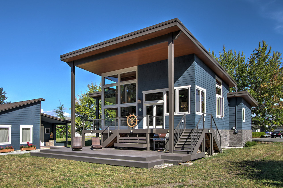 Kleines, Einstöckiges Modernes Einfamilienhaus mit Faserzement-Fassade, blauer Fassadenfarbe, Pultdach und Blechdach in Seattle