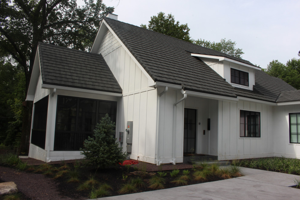 Imagen de fachada de casa blanca moderna extra grande de dos plantas con revestimiento de madera, tejado a dos aguas y tejado de teja de barro