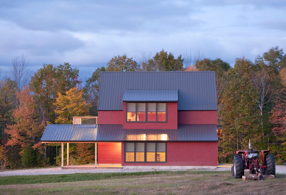 Идея дизайна: двухэтажный, деревянный, красный дом в стиле кантри с металлической крышей