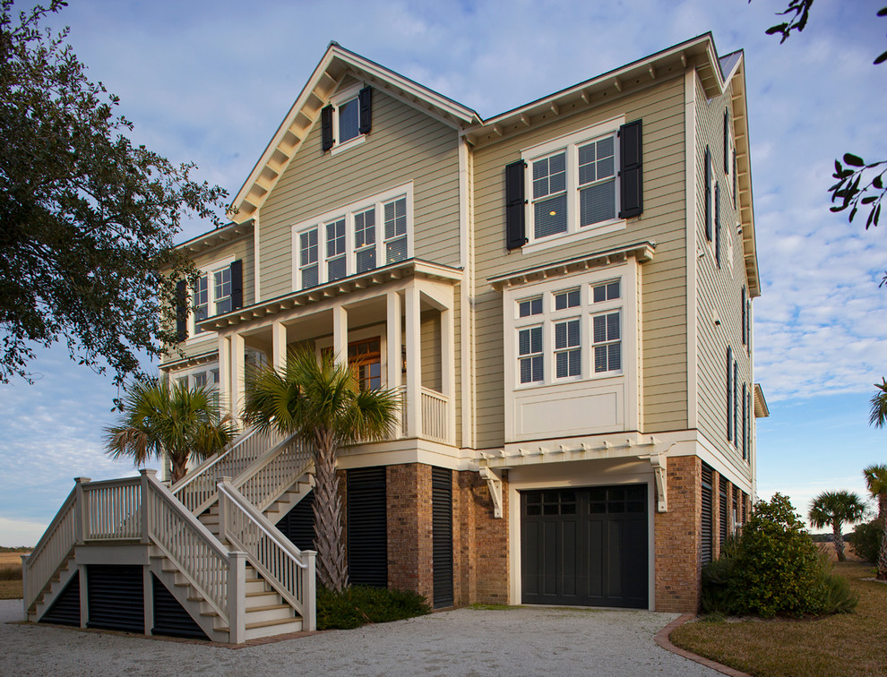 Große, Dreistöckige Maritime Holzfassade Haus mit beiger Fassadenfarbe und Satteldach in Charleston