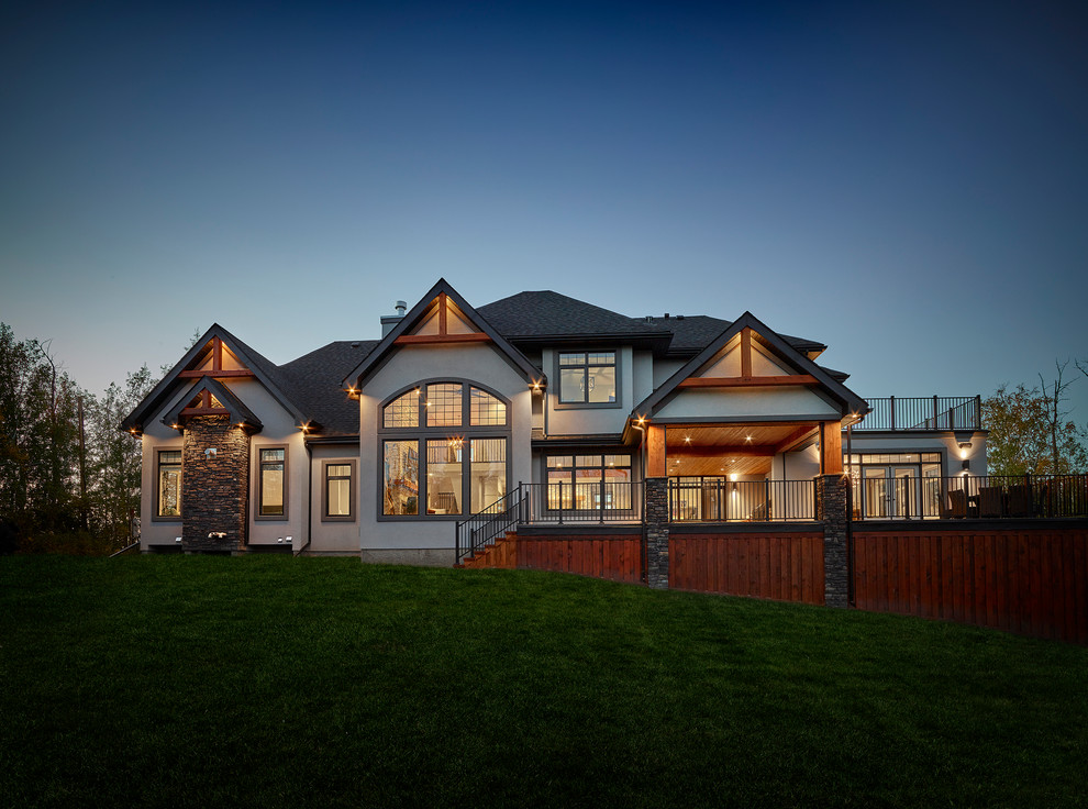 Mittelgroßes, Zweistöckiges Rustikales Haus mit grauer Fassadenfarbe in Vancouver