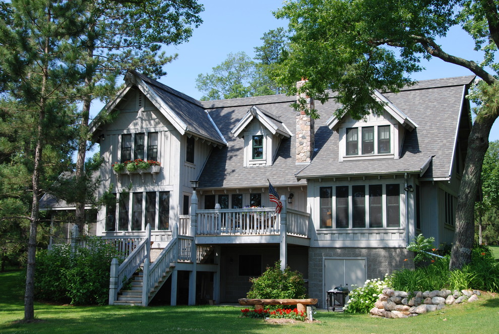 Modelo de fachada gris rústica de tamaño medio de dos plantas con revestimiento de madera y tejado a dos aguas