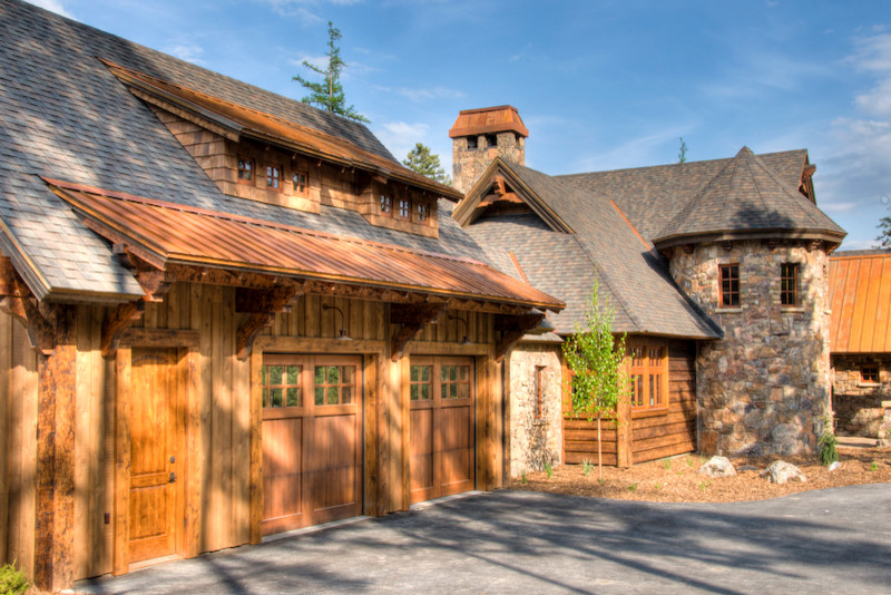 Geräumige, Zweistöckige Urige Holzfassade Haus mit brauner Fassadenfarbe in Sonstige