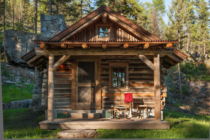 Свежая идея для дизайна: маленький, одноэтажный, деревянный, коричневый дом в стиле рустика с двускатной крышей для на участке и в саду, охотников - отличное фото интерьера