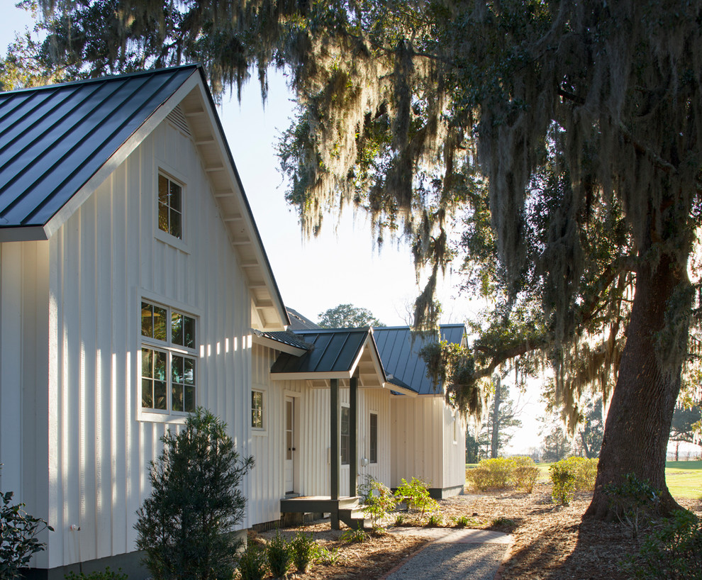 Große, Einstöckige Landhausstil Holzfassade Haus mit weißer Fassadenfarbe und Satteldach in Charleston
