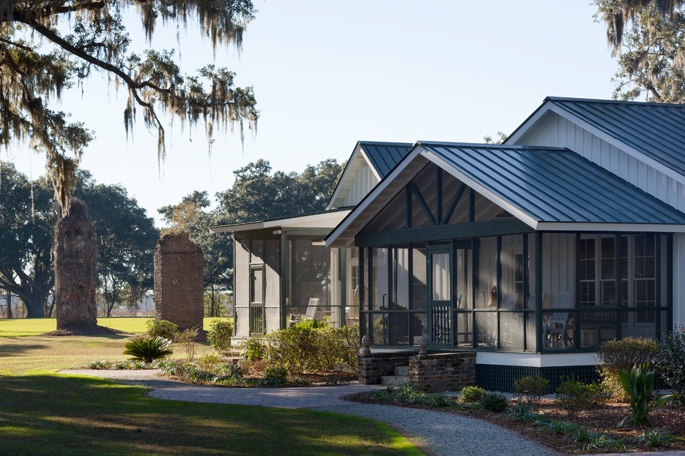 Große, Einstöckige Landhaus Holzfassade Haus mit weißer Fassadenfarbe und Satteldach in Charleston