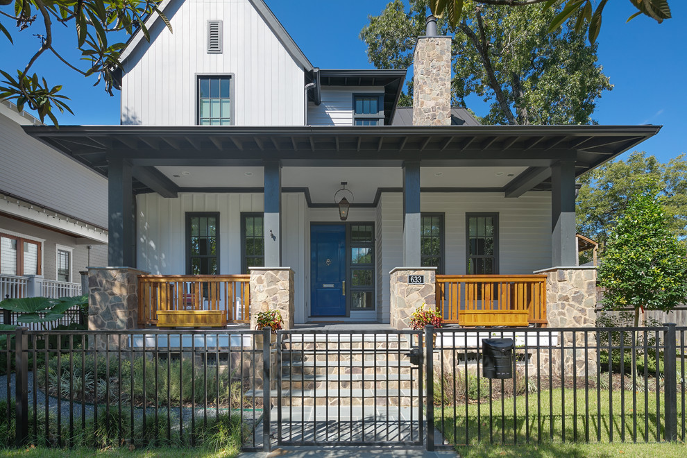 Großes, Zweistöckiges Rustikales Einfamilienhaus mit Mix-Fassade, beiger Fassadenfarbe, Halbwalmdach und Blechdach in Houston