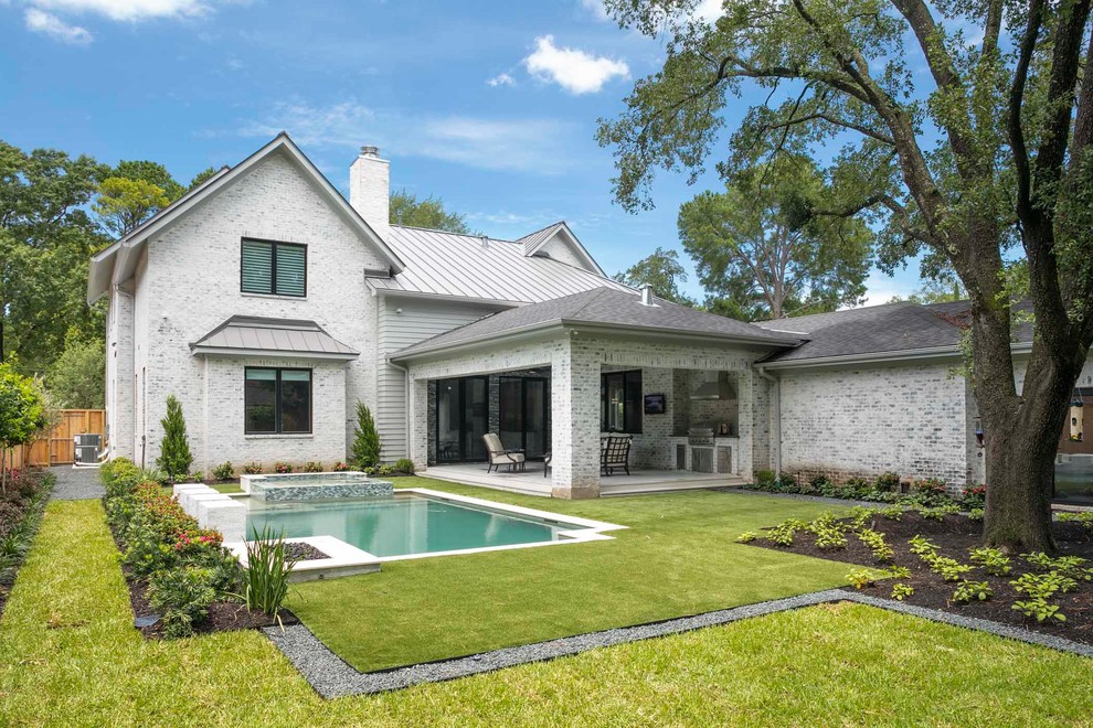 Geräumiges, Zweistöckiges Country Einfamilienhaus mit Backsteinfassade, weißer Fassadenfarbe, Satteldach und Blechdach in Houston